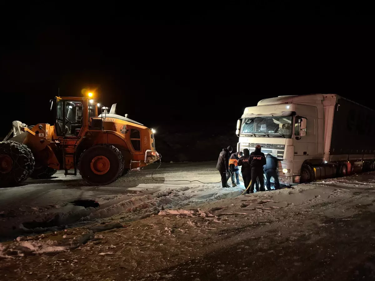 Ardahan’da Kar ve Tipi Nedeniyle Yolda Kalan TIR’lar Kurtarıldı