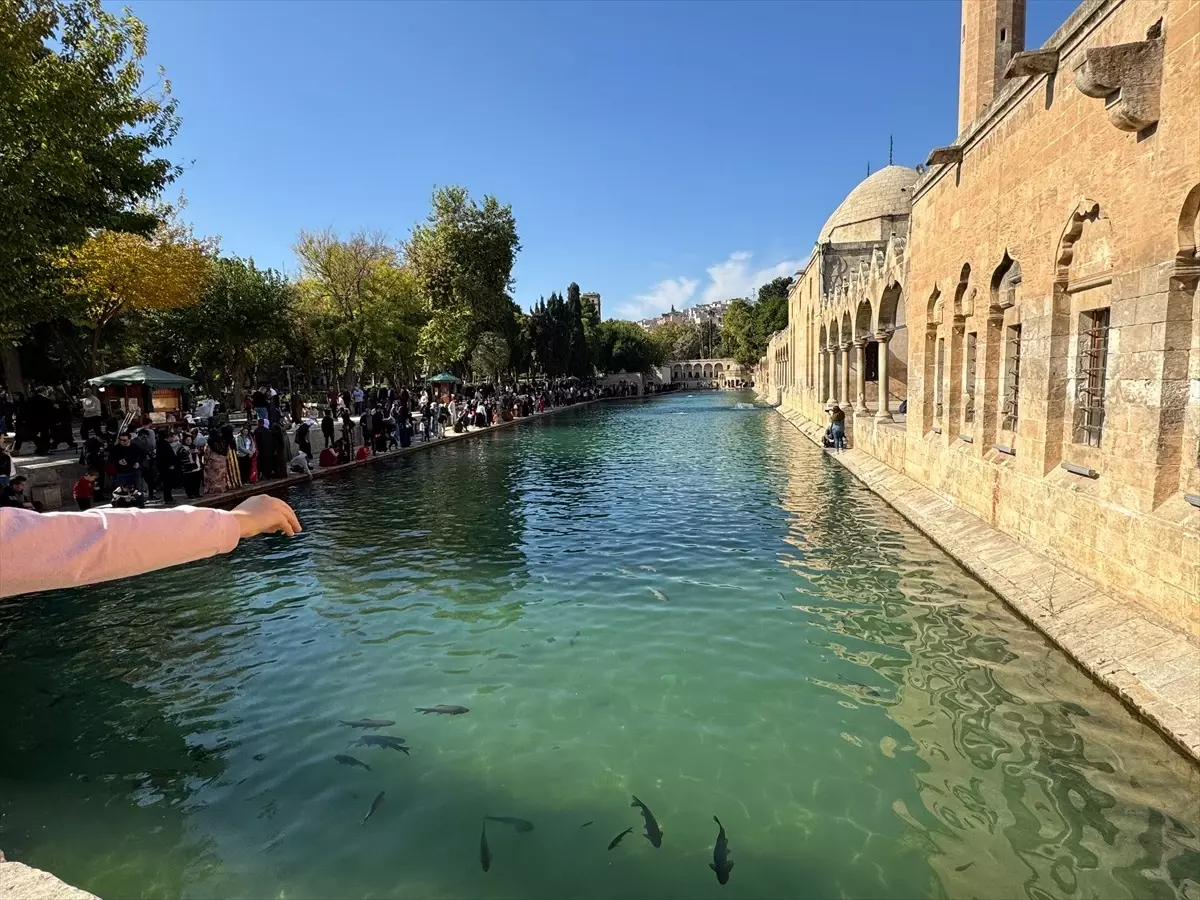 Şanlıurfa’nın Balıklıgöl Yerleşkesi Yerli Turistlerle Dolu