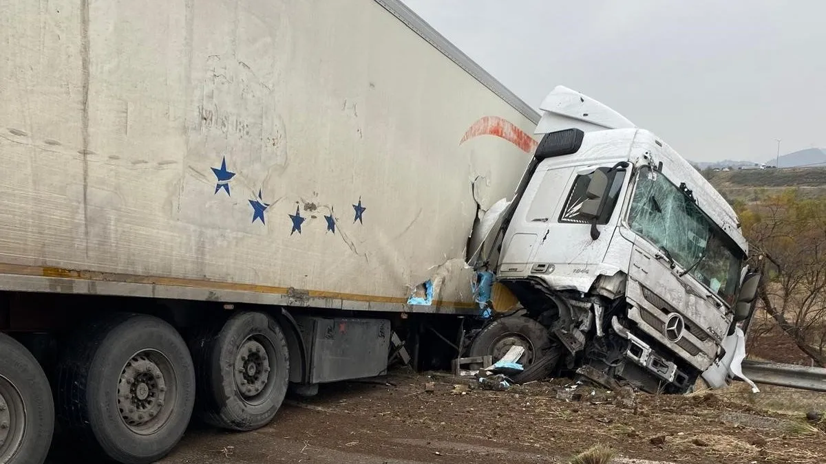 Otoyolda kontrolden çıkan TIR kaza yaptı: 1 kişi yaralandı